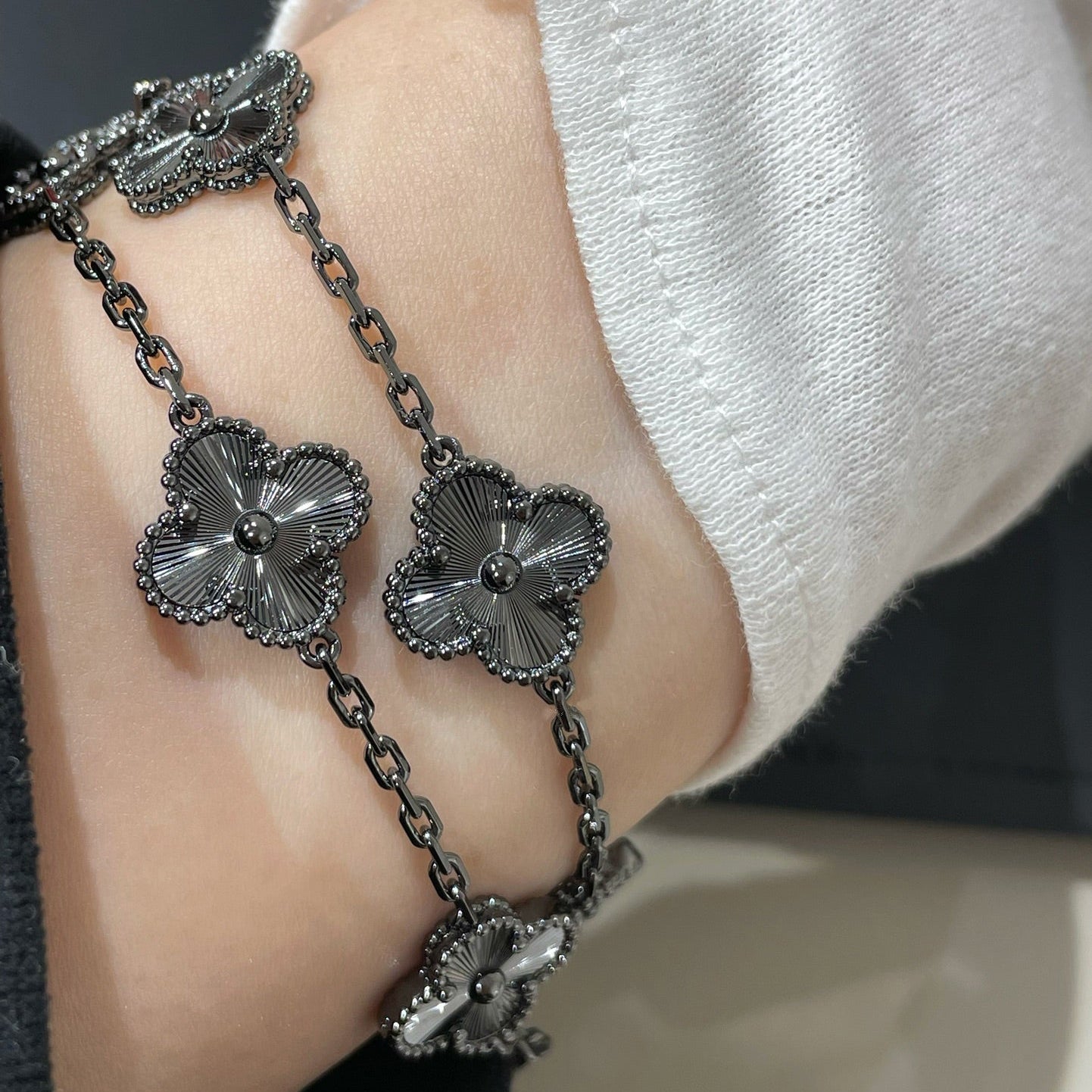 [Pearl Jewelrys]CLOVER 5 MOTIF BLACK BRACELET