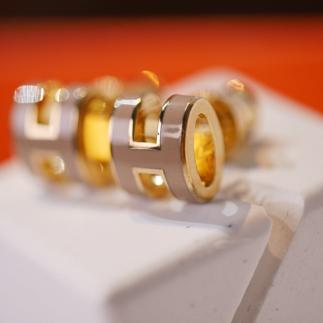 [Pearl Jewelrys]MINI POP H GOLD EARRINGS GREY