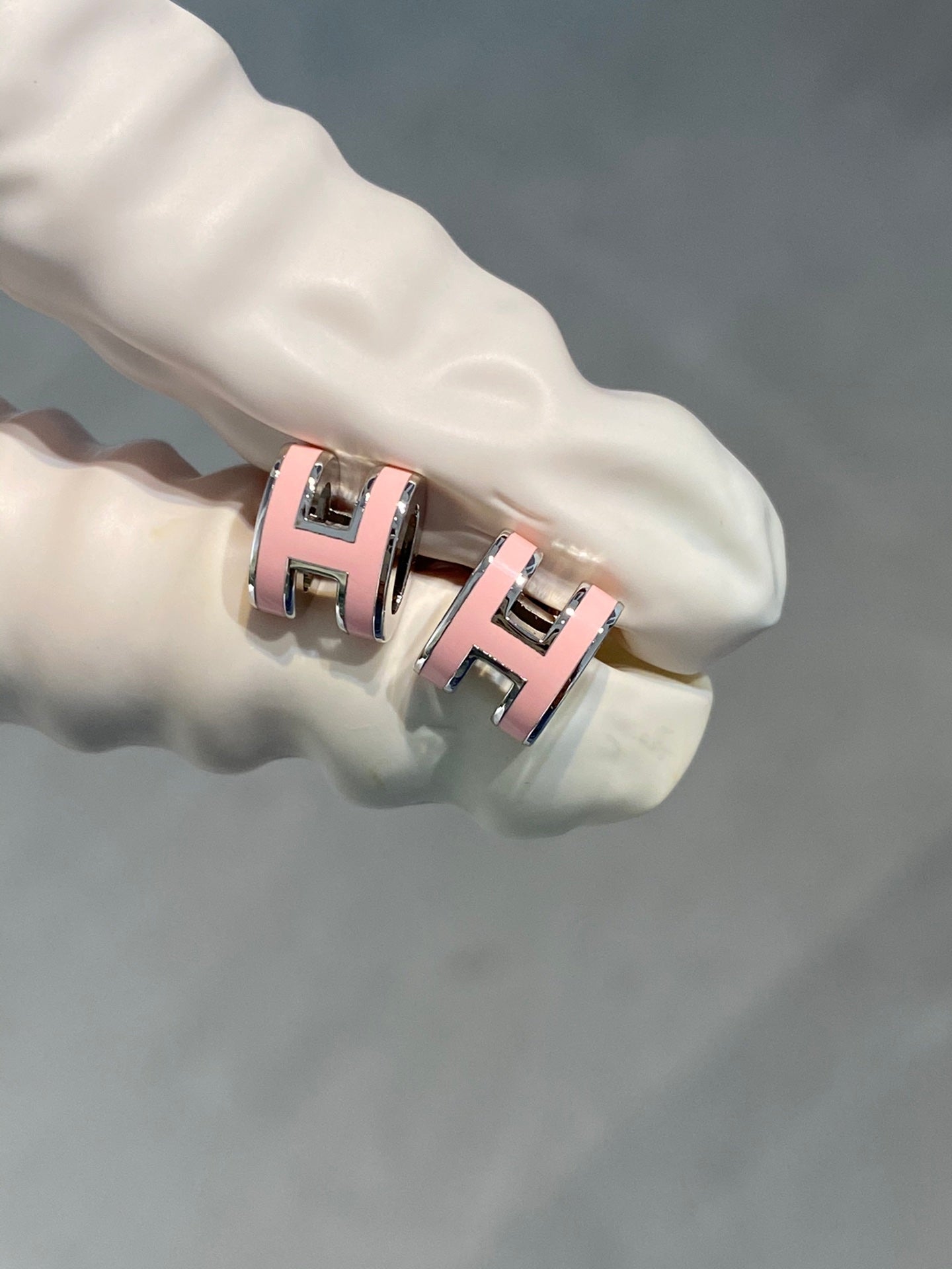 [Pearl Jewelrys]MINI POP H SILVER EARRINGS PINK