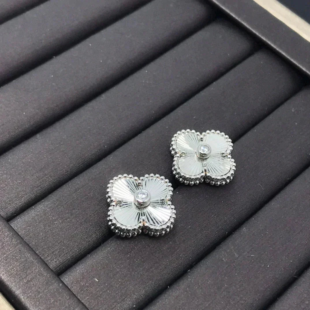 [Pearl Jewelrys]CLOVER MINI 9.5MM LASER EARRINGS