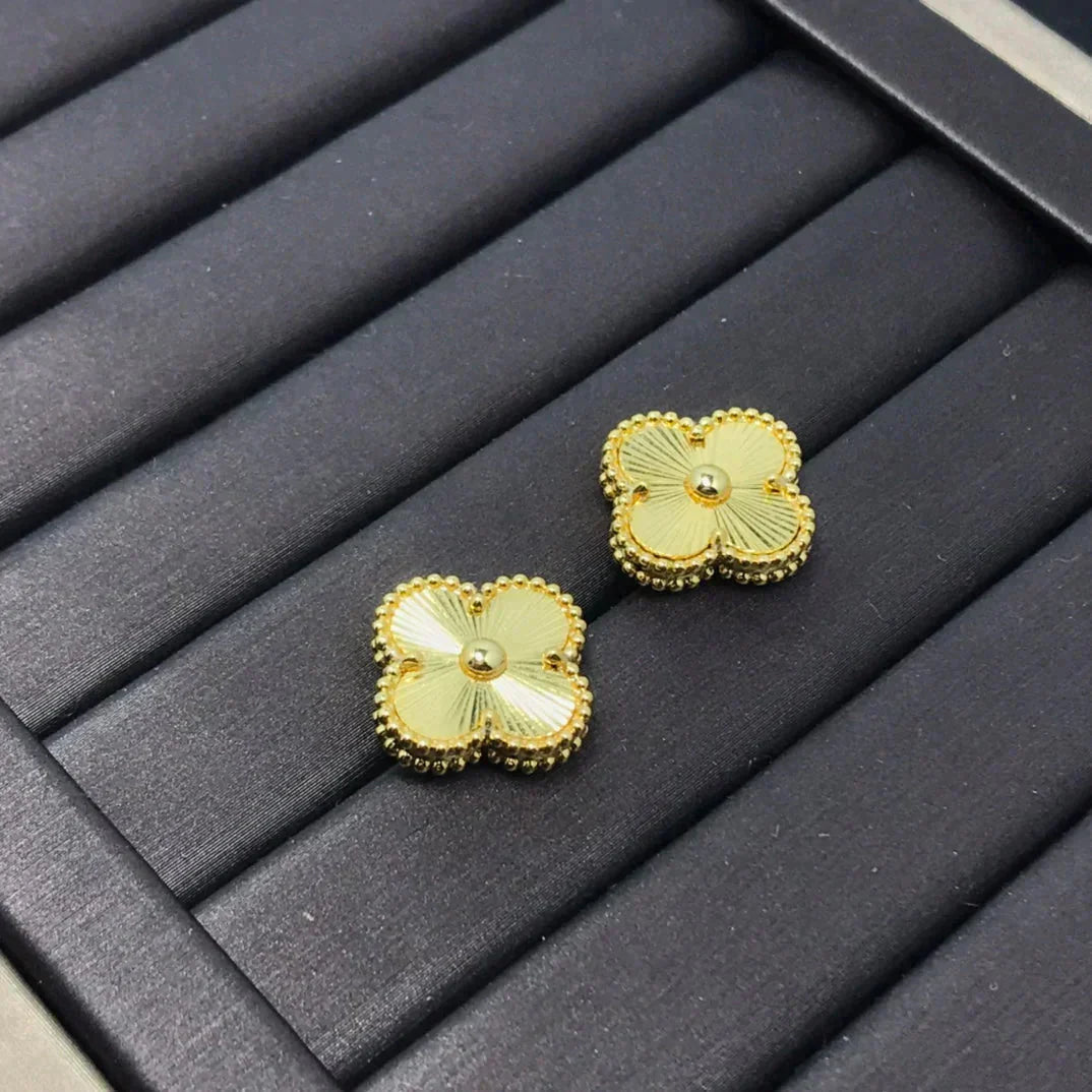 [Pearl Jewelrys]CLOVER MINI 9.5MM LASER EARRINGS