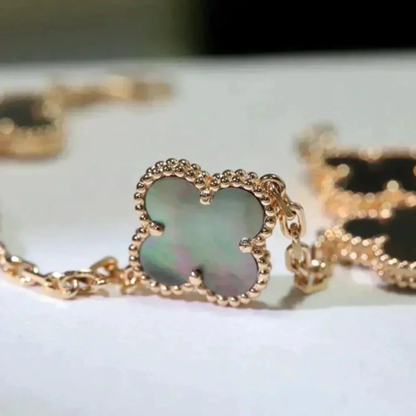 [Pearl Jewelrys]CLOVER 5 MOTIF GRAY MOP  BRACELET