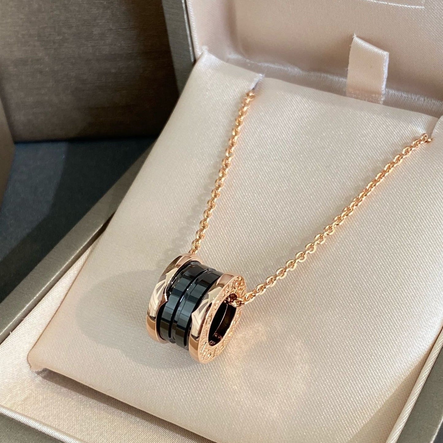 [Pearl Jewelrys]ZERO 1 BLACK CERAMIC PINK GOLD NECKLACE