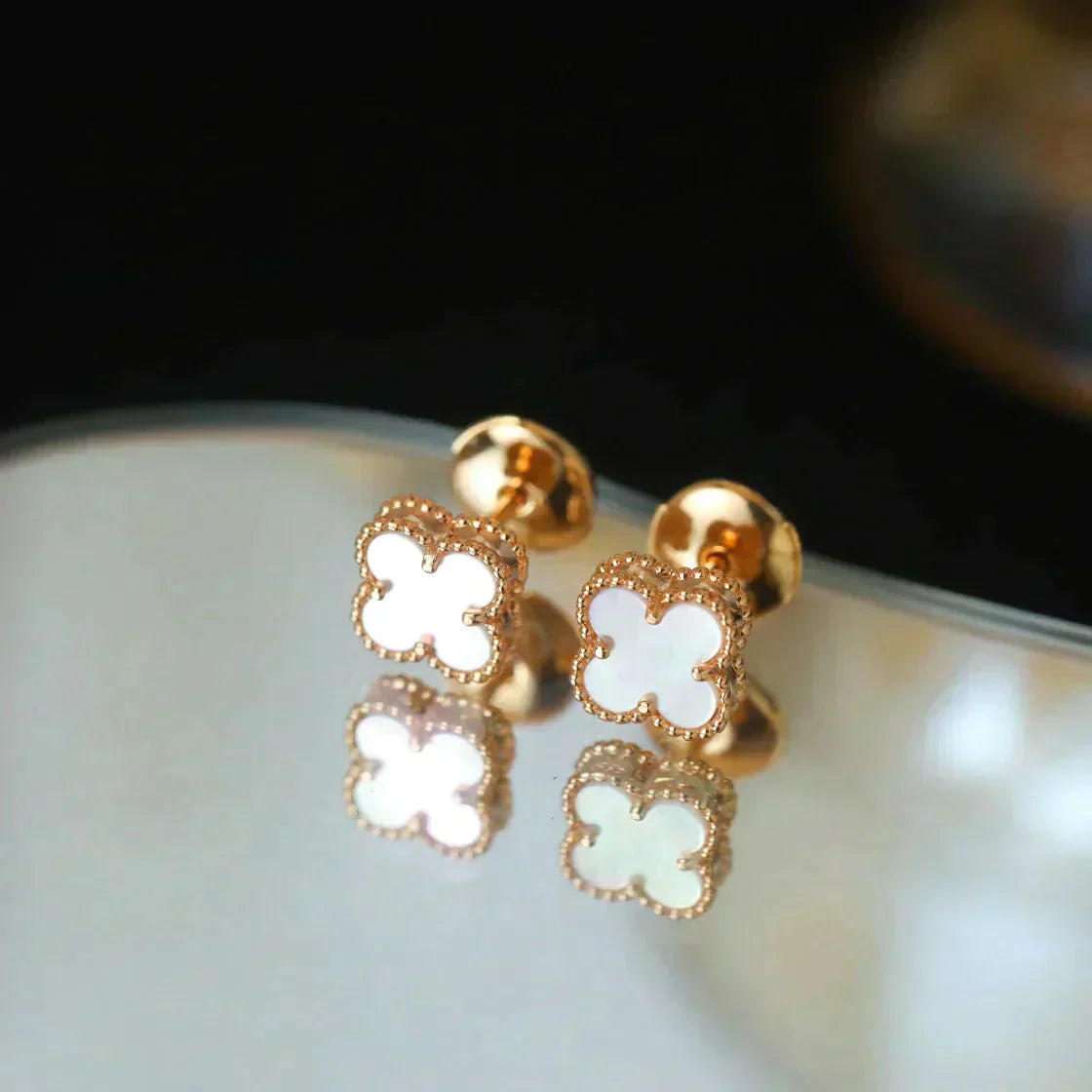 [Pearl Jewelrys]CLOVER MINI 9.5MM WHITE MOP EARRINGS