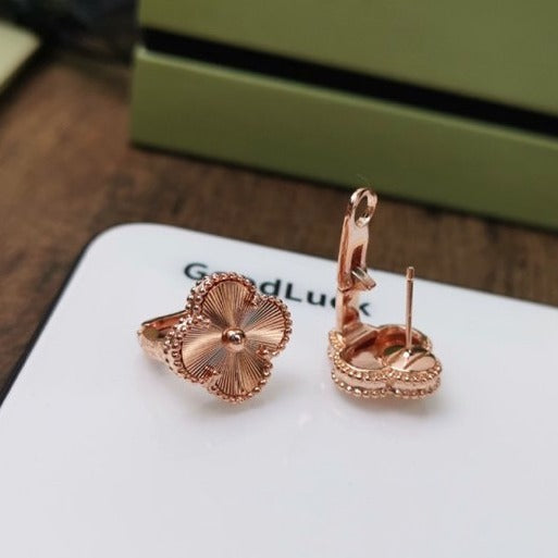 [Pearl Jewelrys]CLOVER MEDIUM STUD EARRINGS