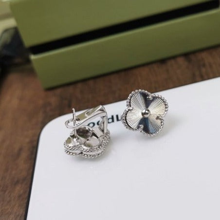 [Pearl Jewelrys]CLOVER MEDIUM STUD EARRINGS