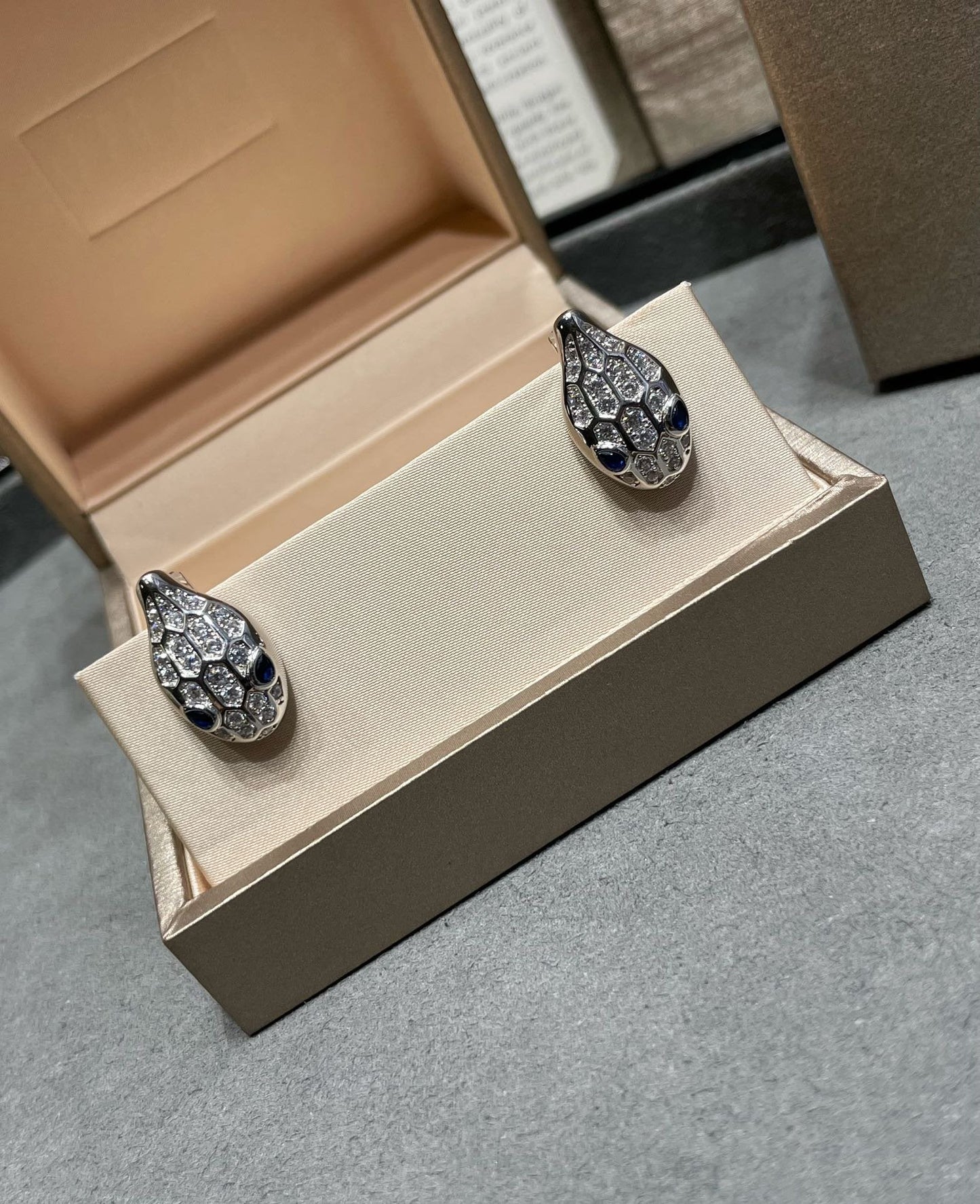 [Pearl Jewelrys]SERPENT DIAMOND STUD EARRINGS