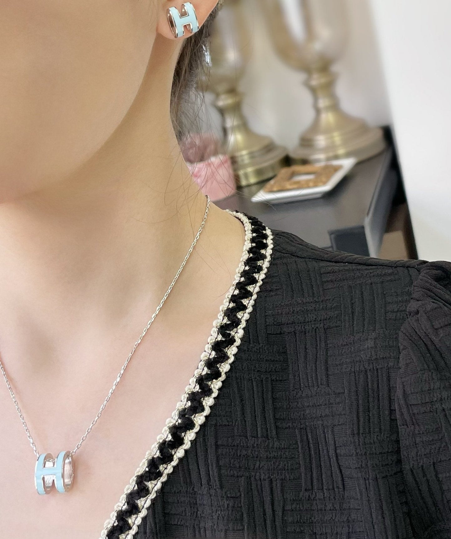 [Pearl Jewelrys]POP H SKY BLUE STUD EARRINGS