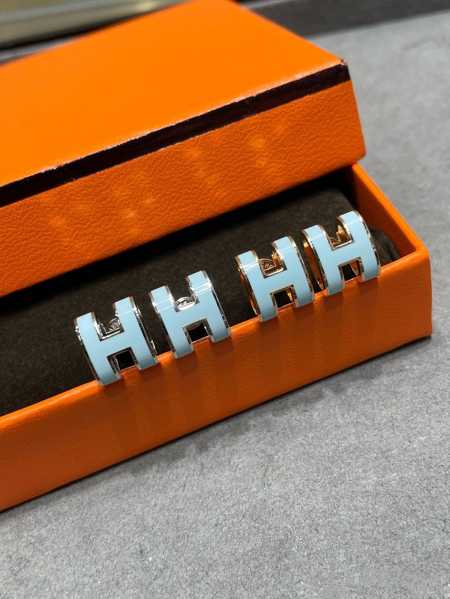 [Pearl Jewelrys]POP H SKY BLUE STUD EARRINGS