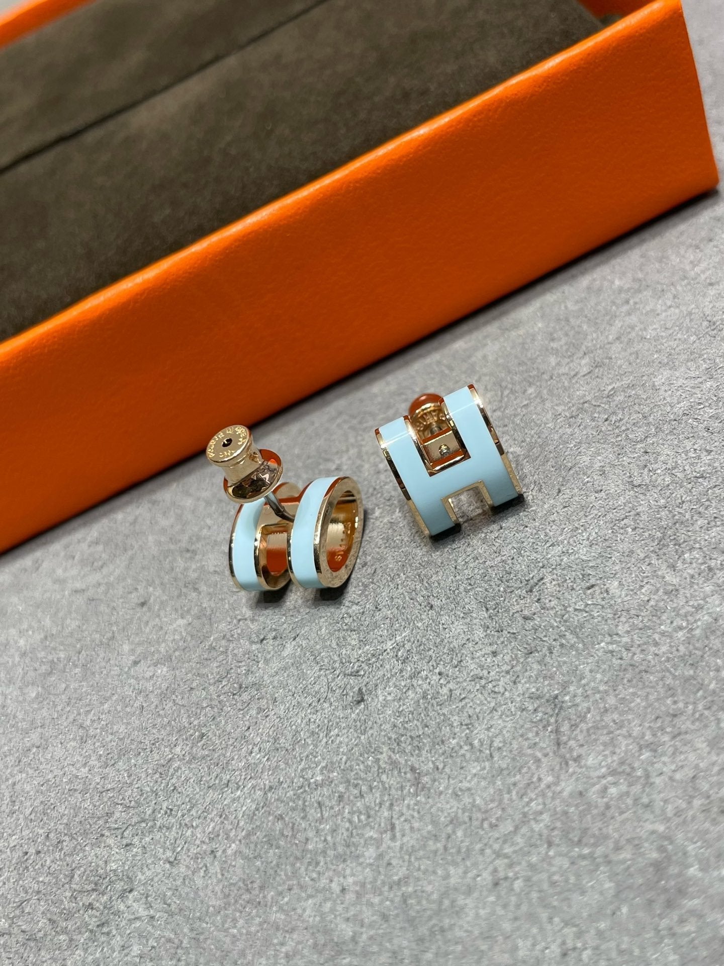 [Pearl Jewelrys]POP H SKY BLUE STUD EARRINGS