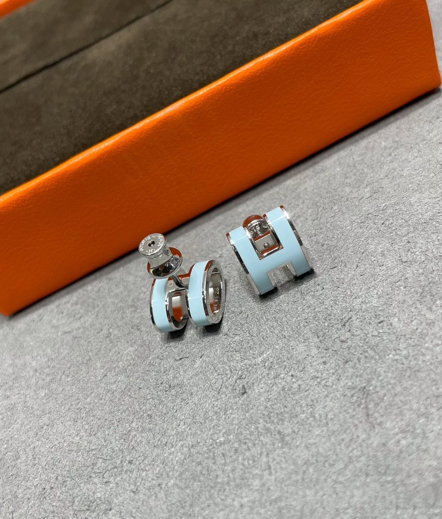 [Pearl Jewelrys]POP H SKY BLUE STUD EARRINGS