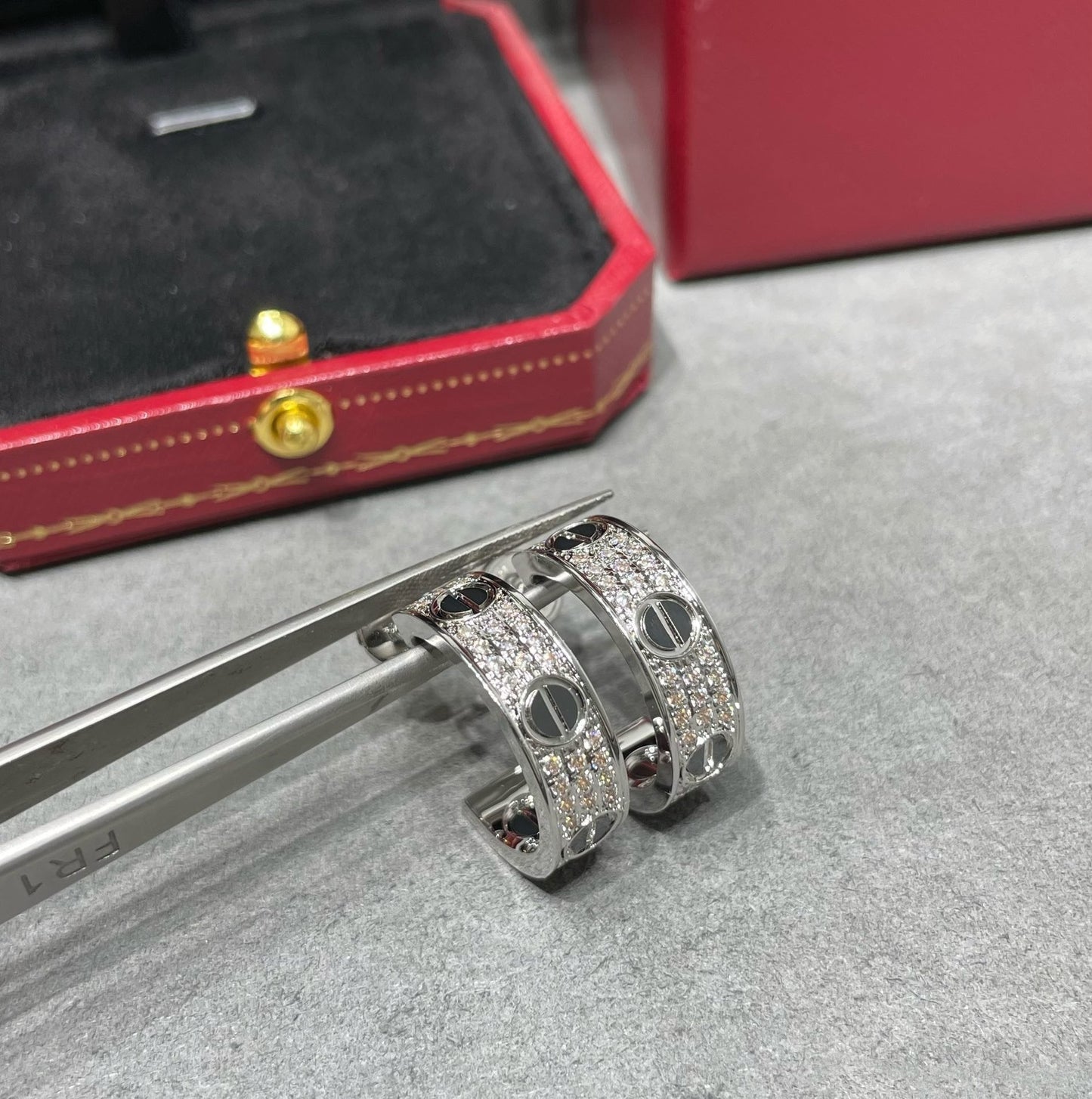 [Pearl Jewelrys]LOVE CERAMIC DIAMOND PAVED SILVER EARRINGS