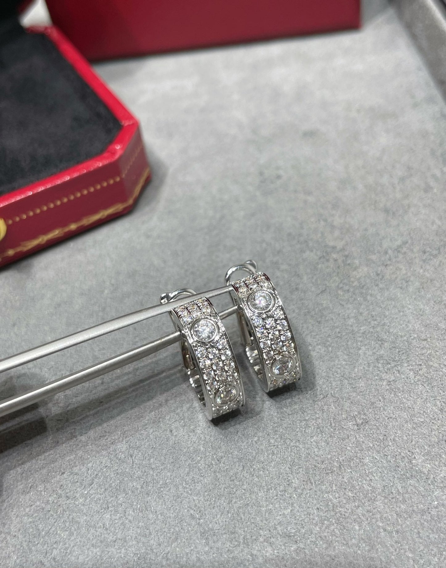 [Pearl Jewelrys]LOVE 5.5MM DIAMOND PAVED EARRINGS