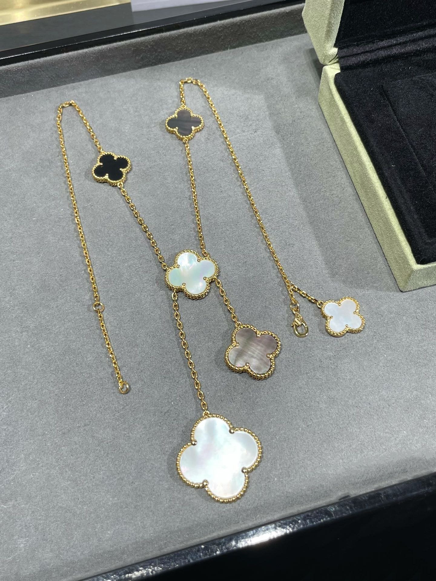 [Pearl Jewelrys]CLOVER 6 MOTIF MOP ONYX GOLD NECKLACE