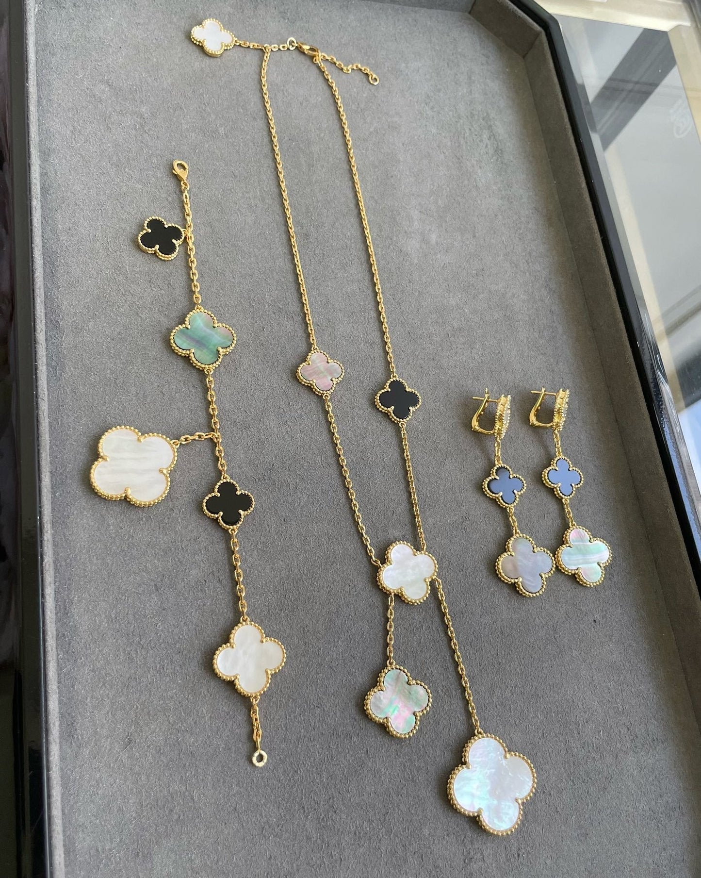 [Pearl Jewelrys]CLOVER 3 MOTIF MOP ONYX DARK MOP PINK GOLD EARRINGS