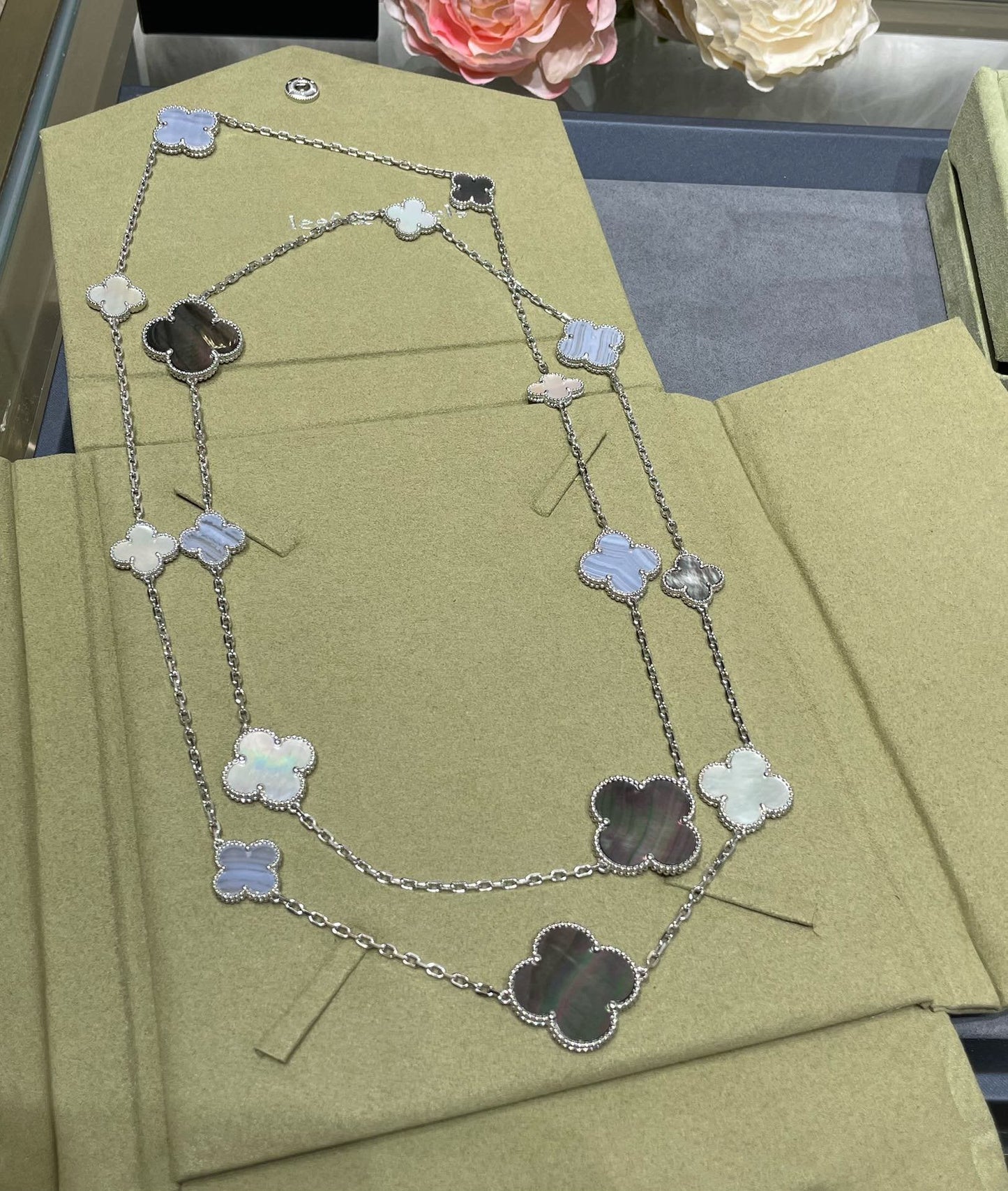 [Pearl Jewelrys]CLOVER 16 MOTIF CHALCEDONY MOP SILVER NECKLACE