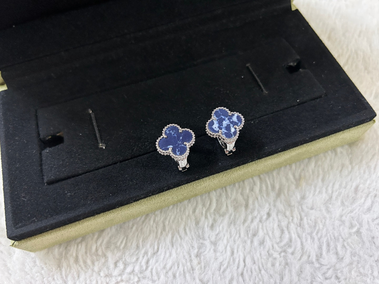 [Pearl Jewelrys]CLOVER PIETERSITE MEDIUM STUD EARRINGS