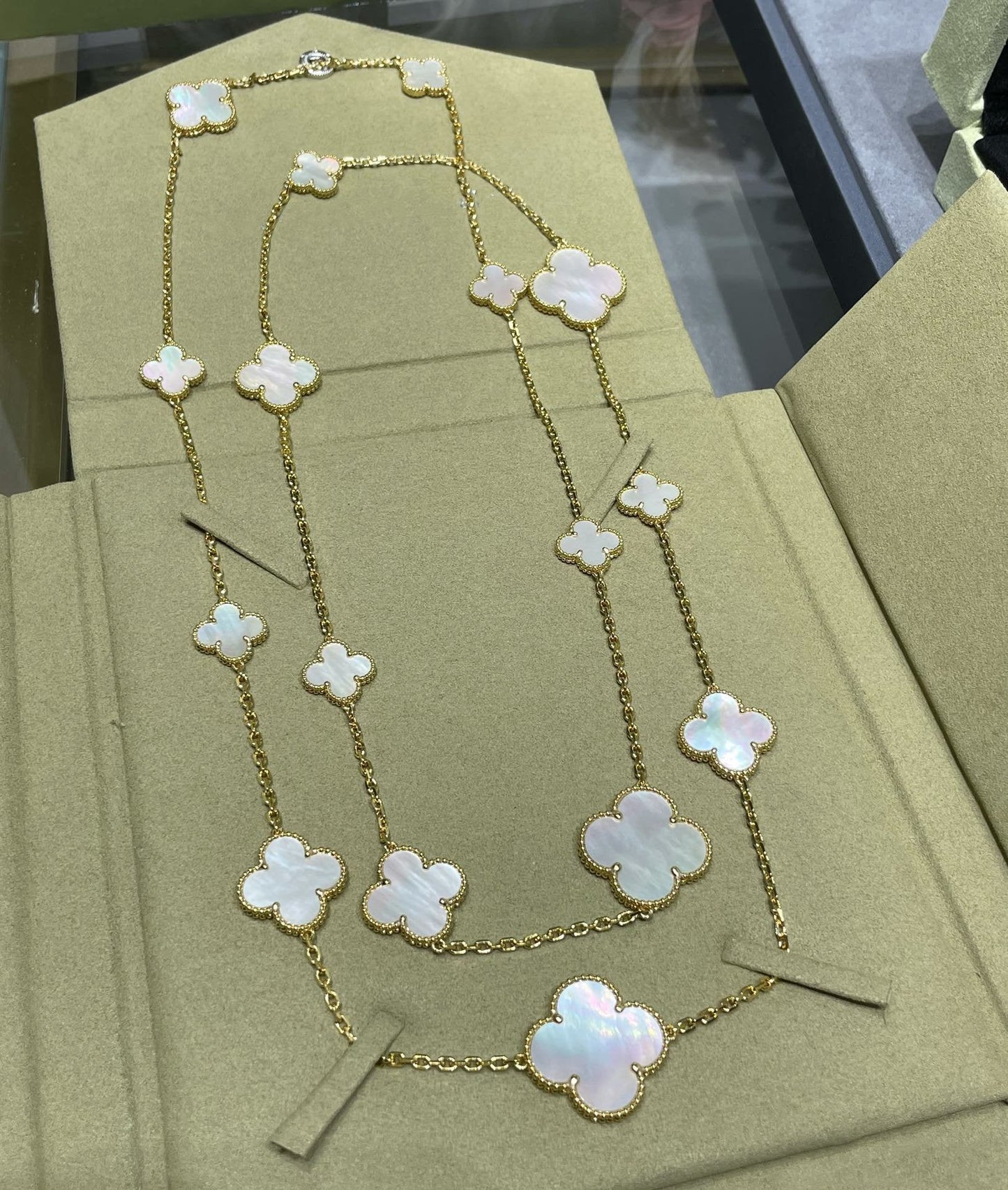 [Pearl Jewelrys]CLOVER 16 MOTIF WHITE MOP GOLD NECKLACE
