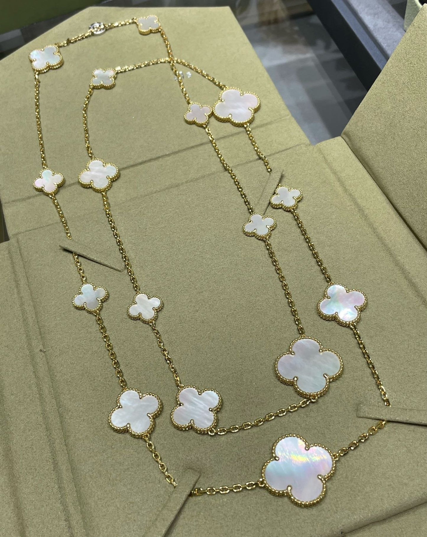 [Pearl Jewelrys]CLOVER 16 MOTIF WHITE MOP GOLD NECKLACE