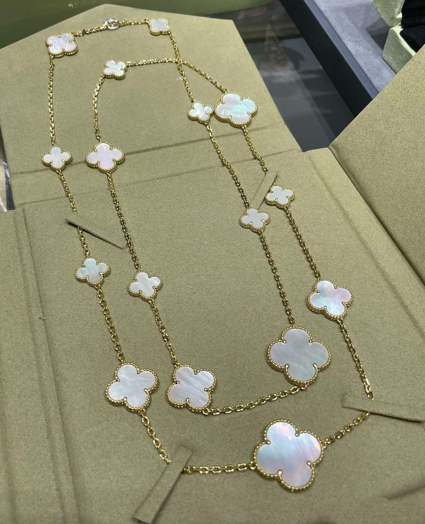 [Pearl Jewelrys]CLOVER 16 MOTIF WHITE MOP GOLD NECKLACE