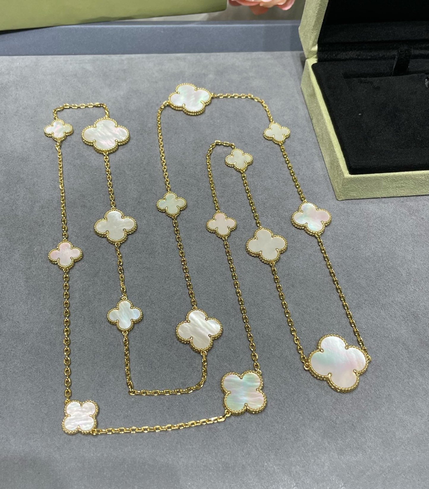 [Pearl Jewelrys]CLOVER 16 MOTIF WHITE MOP GOLD NECKLACE