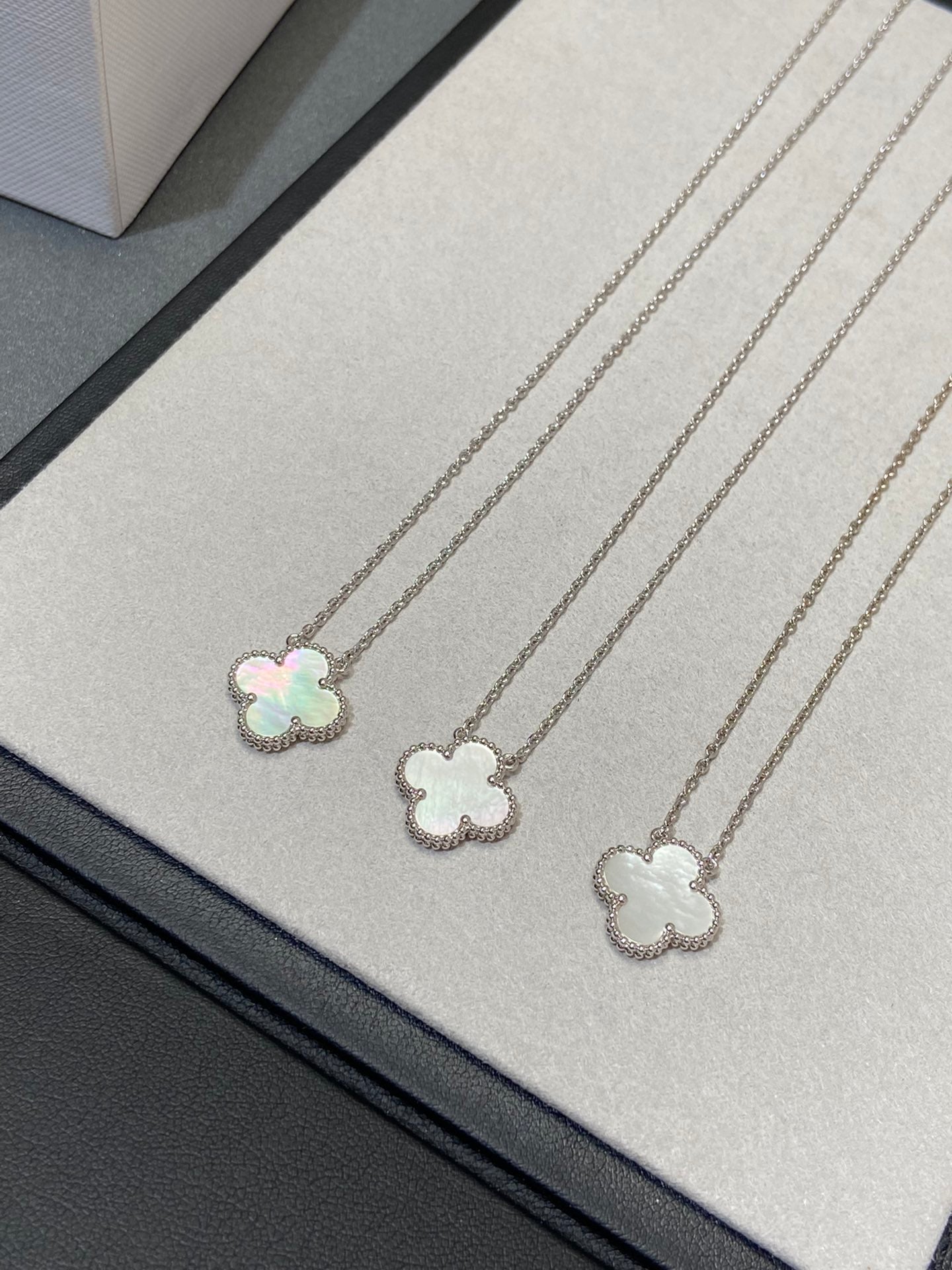 [Pearl Jewelrys]CLOVER MEDIUM SILVER WHITE MOP NECKLACE