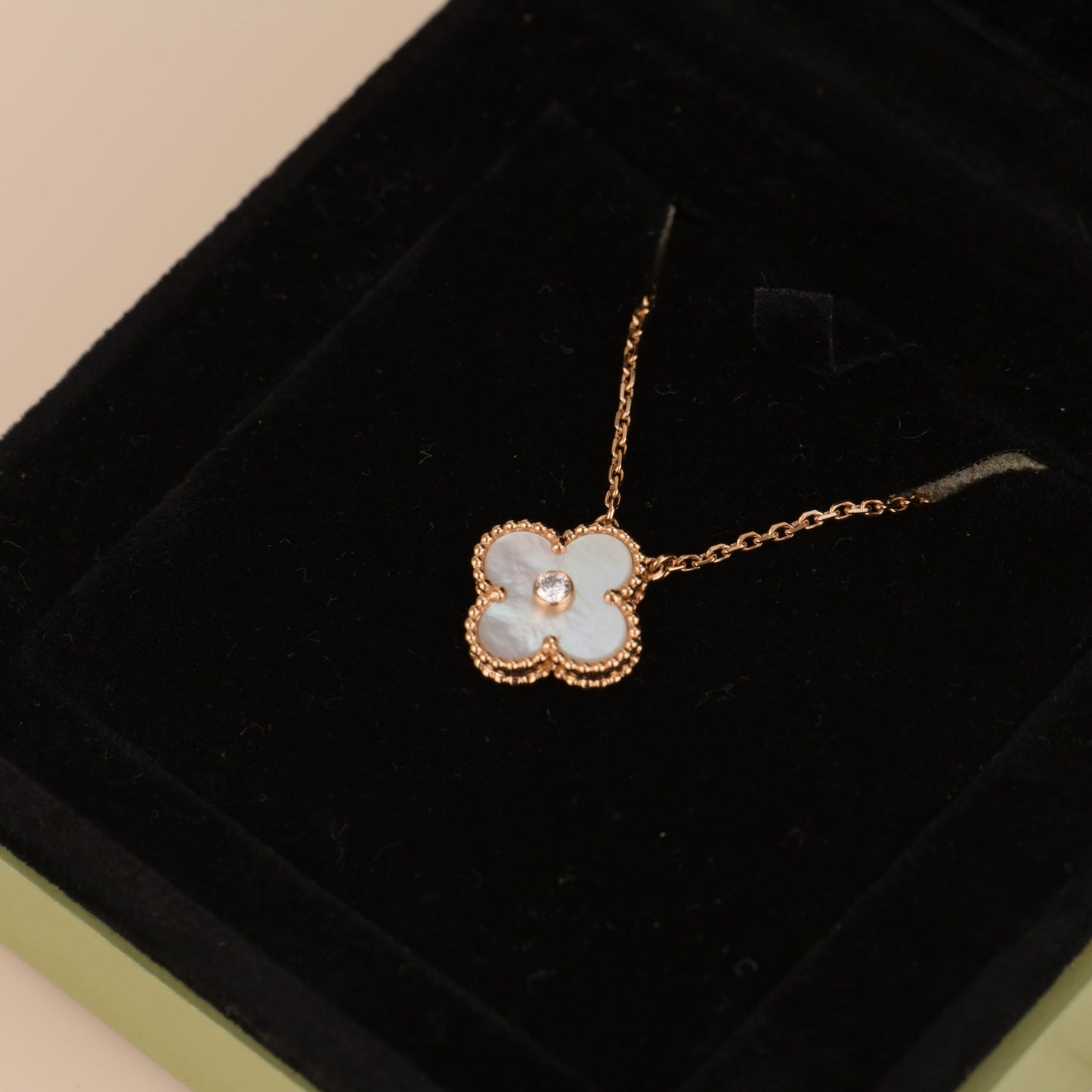 [Pearl Jewelrys]CLOVER 15MM DIAMOND WHITE FRITILLARIA NECKLACE