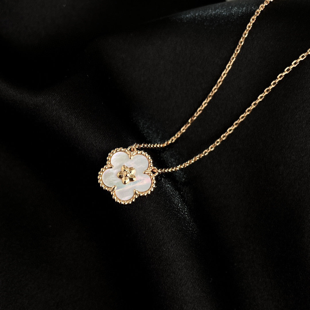 [Pearl Jewelrys]LUCKY  WHITE MOP  PLUM BLOSSOM NECKLACE