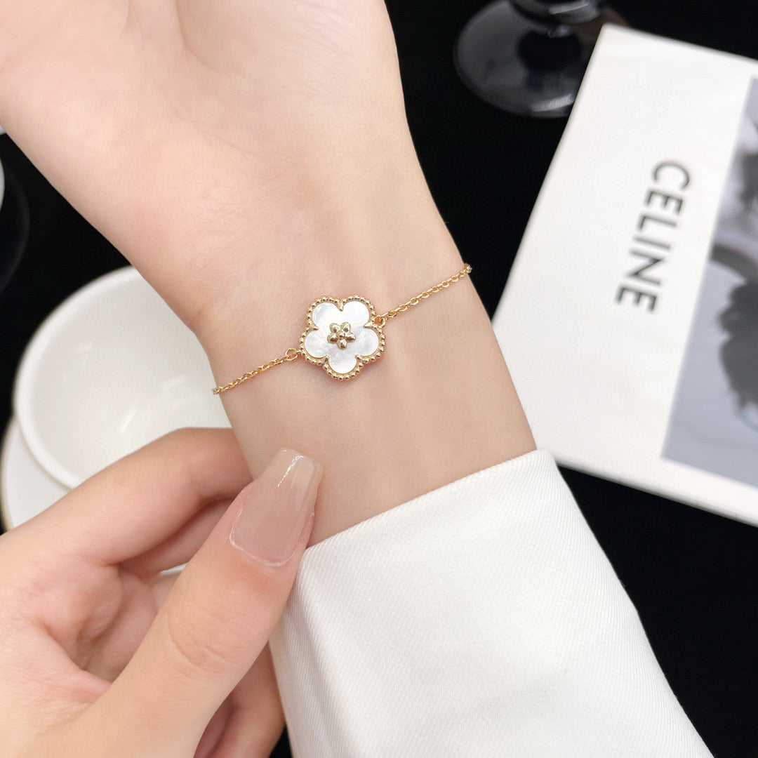 [Pearl Jewelrys]LUCKY WHITE MOP PLUM BLOSSOM  BRACELET
