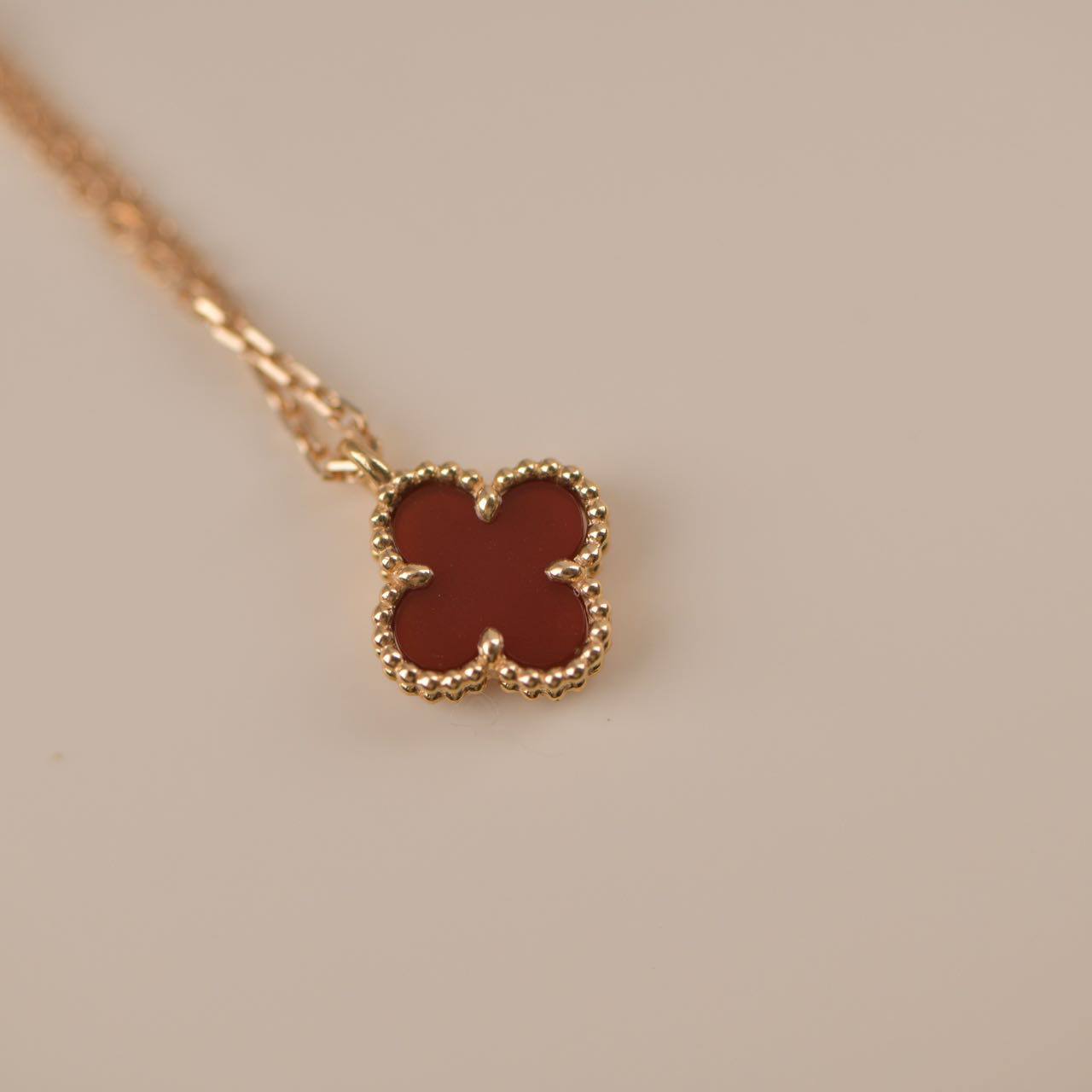 [Pearl Jewelrys]CLOVER MINI 9.5MM WHITE CARNELIANS NECKLACE