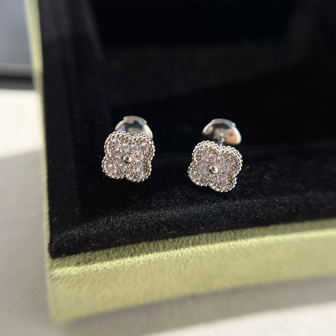 [Pearl Jewelrys]CLOVER MINI DIAMOND STUD EARRINGS