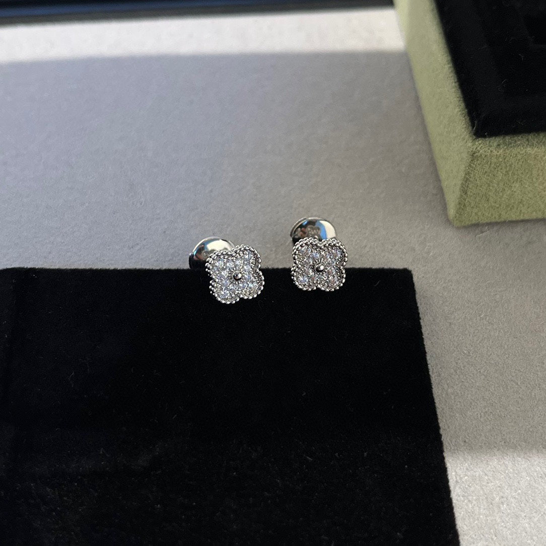 [Pearl Jewelrys]CLOVER MINI DIAMOND STUD EARRINGS
