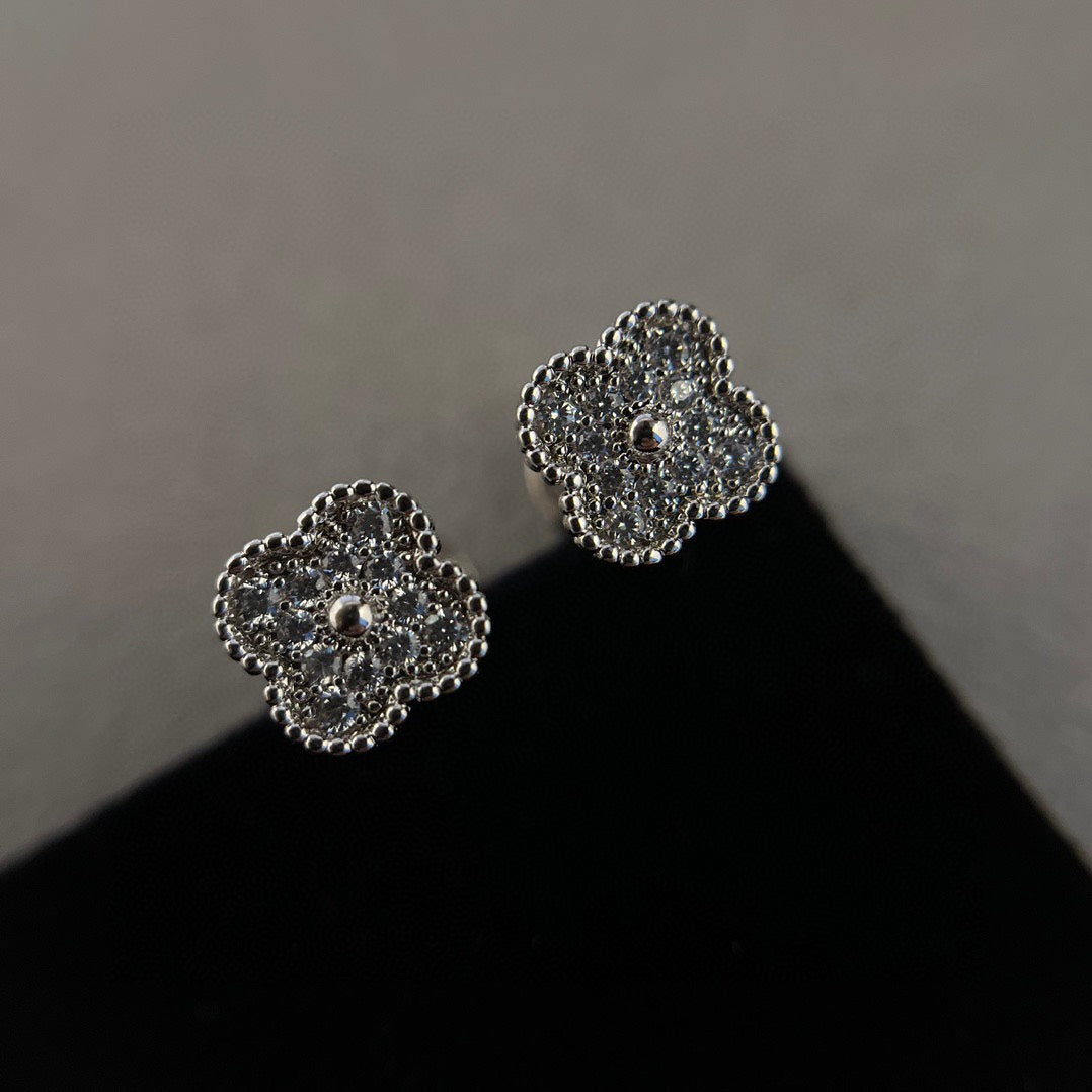 [Pearl Jewelrys]CLOVER MINI DIAMOND STUD EARRINGS