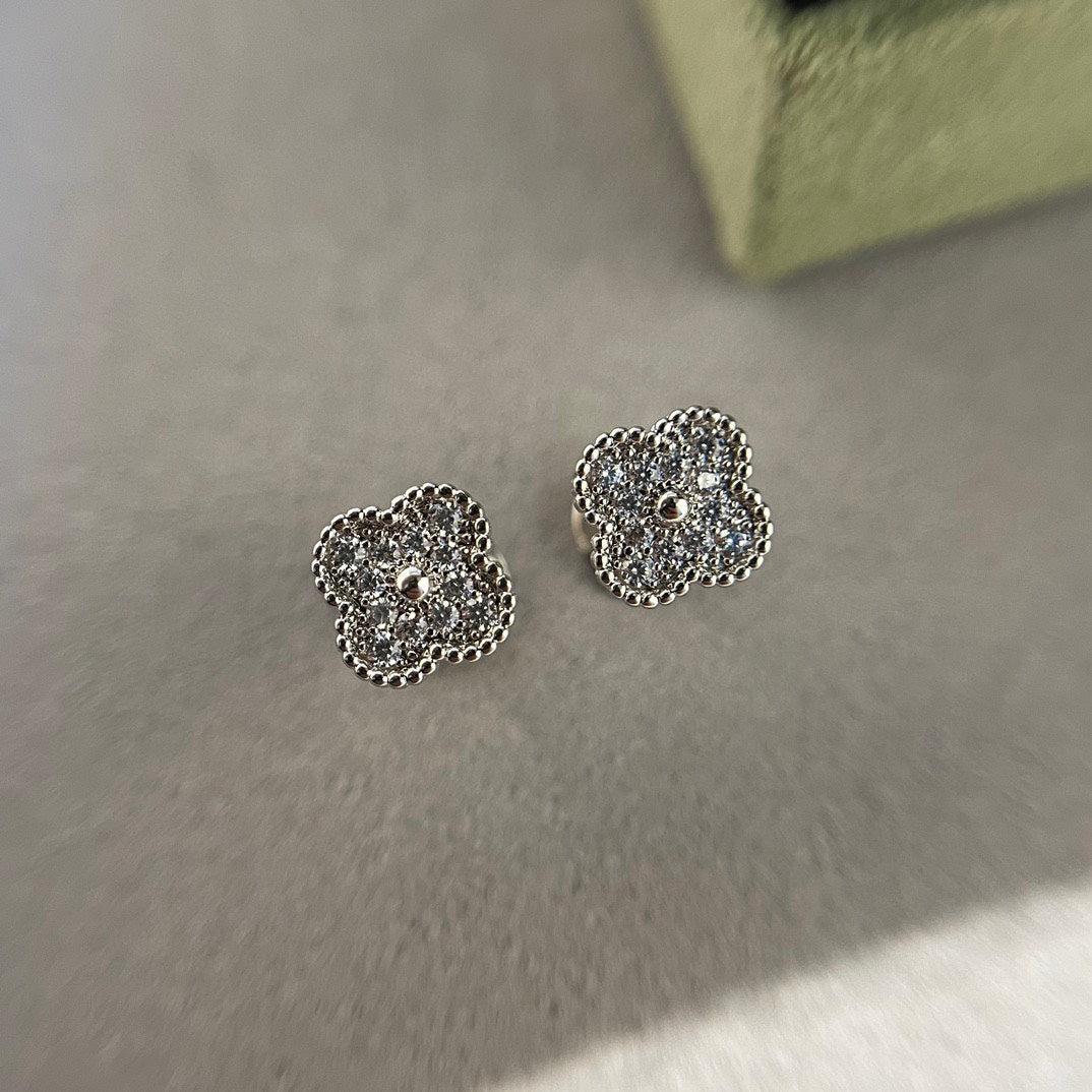[Pearl Jewelrys]CLOVER MINI DIAMOND STUD EARRINGS