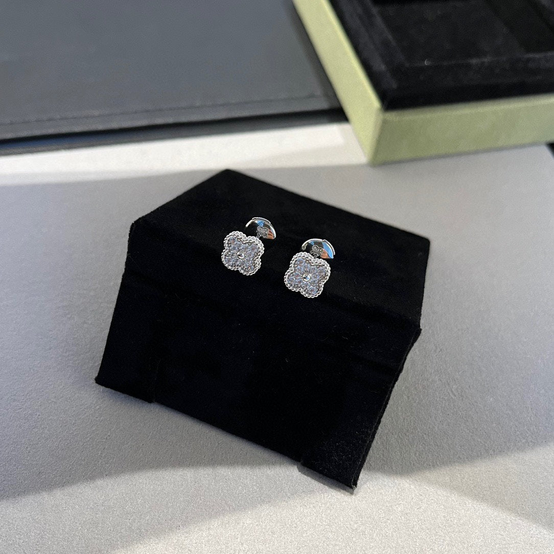 [Pearl Jewelrys]CLOVER MINI DIAMOND STUD EARRINGS